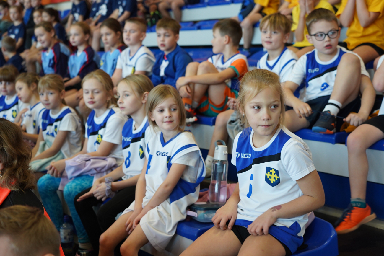 Zabawa i sport. Pierwsze zawody najmłodszych uczniów ZDJĘCIA
