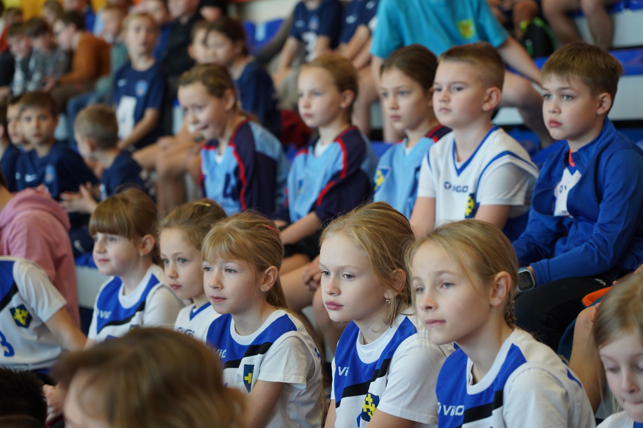 Zabawa i sport. Pierwsze zawody najmłodszych uczniów ZDJĘCIA