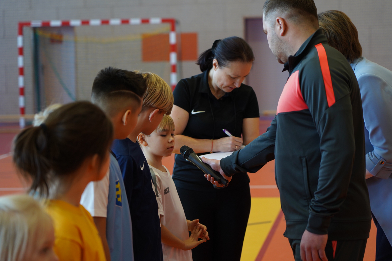Zabawa i sport. Pierwsze zawody najmłodszych uczniów ZDJĘCIA