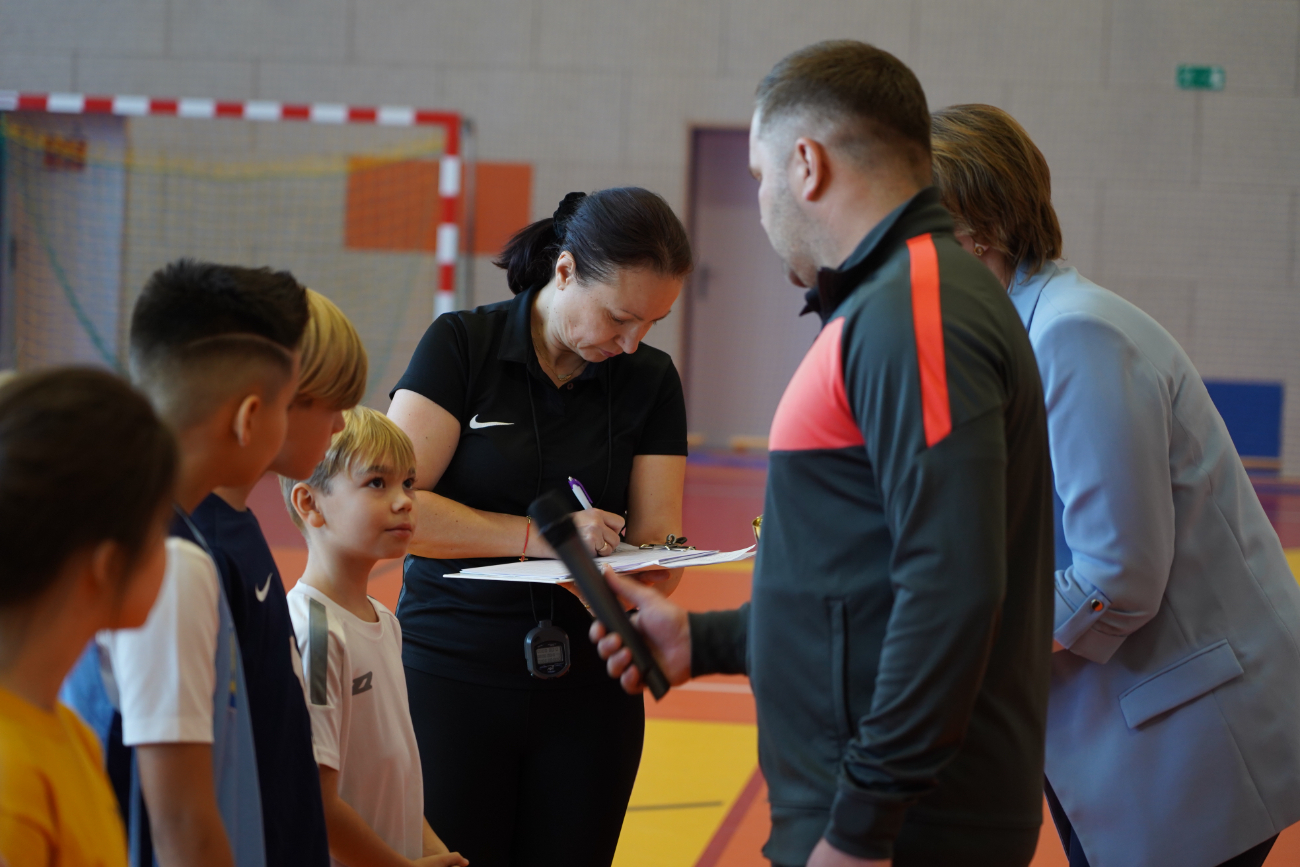Zabawa i sport. Pierwsze zawody najmłodszych uczniów ZDJĘCIA