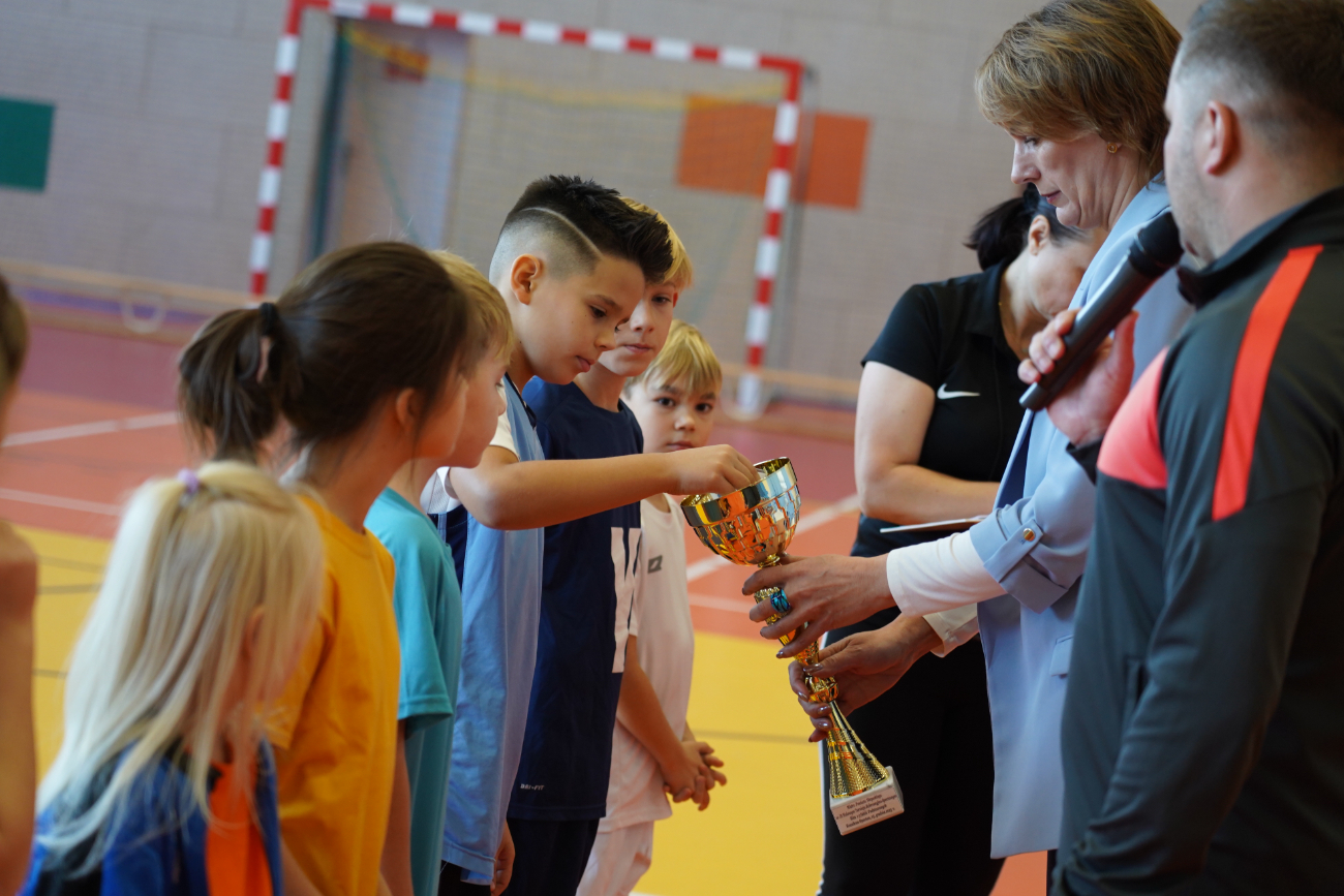 Zabawa i sport. Pierwsze zawody najmłodszych uczniów ZDJĘCIA