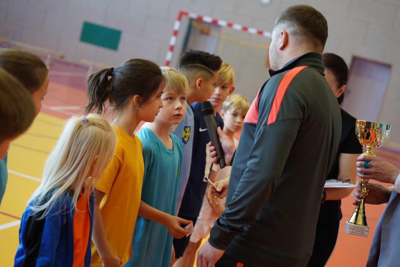 Zabawa i sport. Pierwsze zawody najmłodszych uczniów ZDJĘCIA