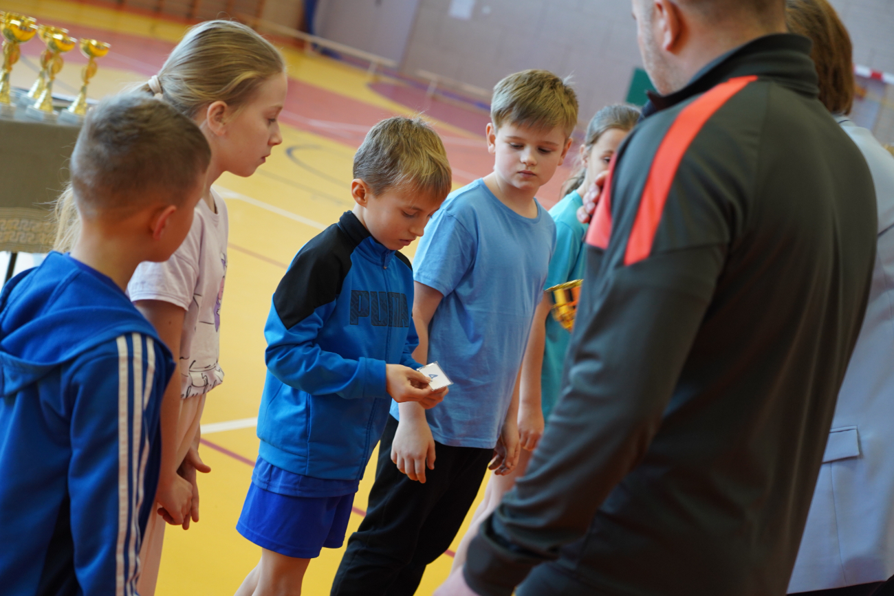 Zabawa i sport. Pierwsze zawody najmłodszych uczniów ZDJĘCIA