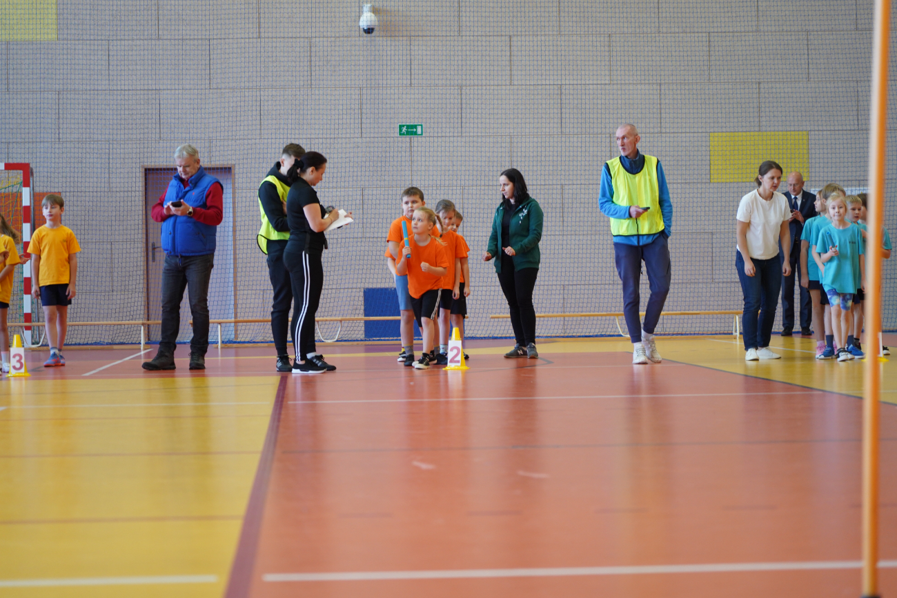 Zabawa i sport. Pierwsze zawody najmłodszych uczniów ZDJĘCIA
