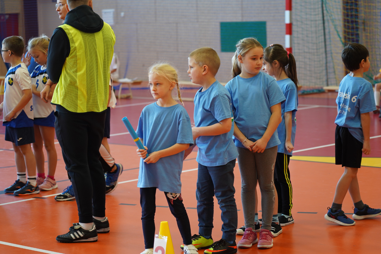 Zabawa i sport. Pierwsze zawody najmłodszych uczniów ZDJĘCIA