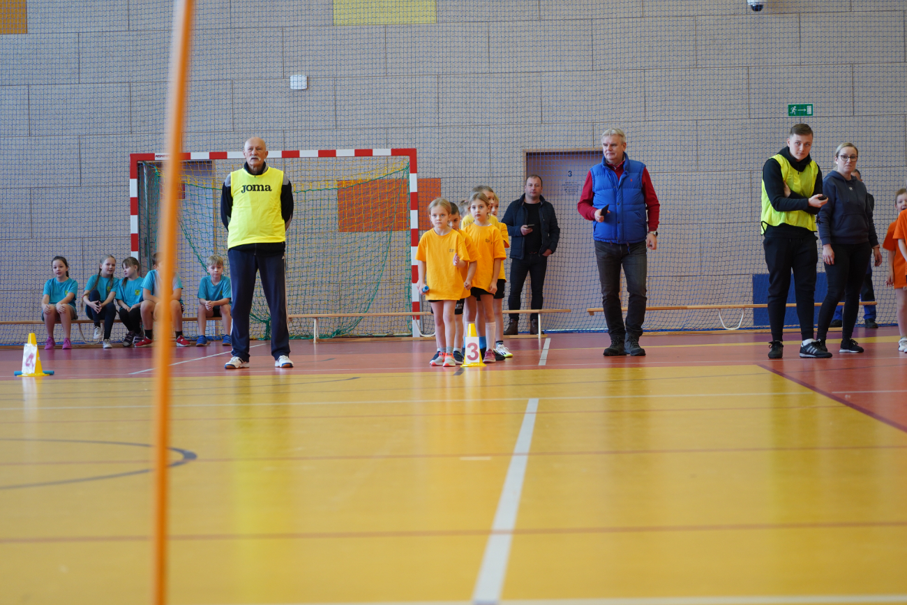 Zabawa i sport. Pierwsze zawody najmłodszych uczniów ZDJĘCIA
