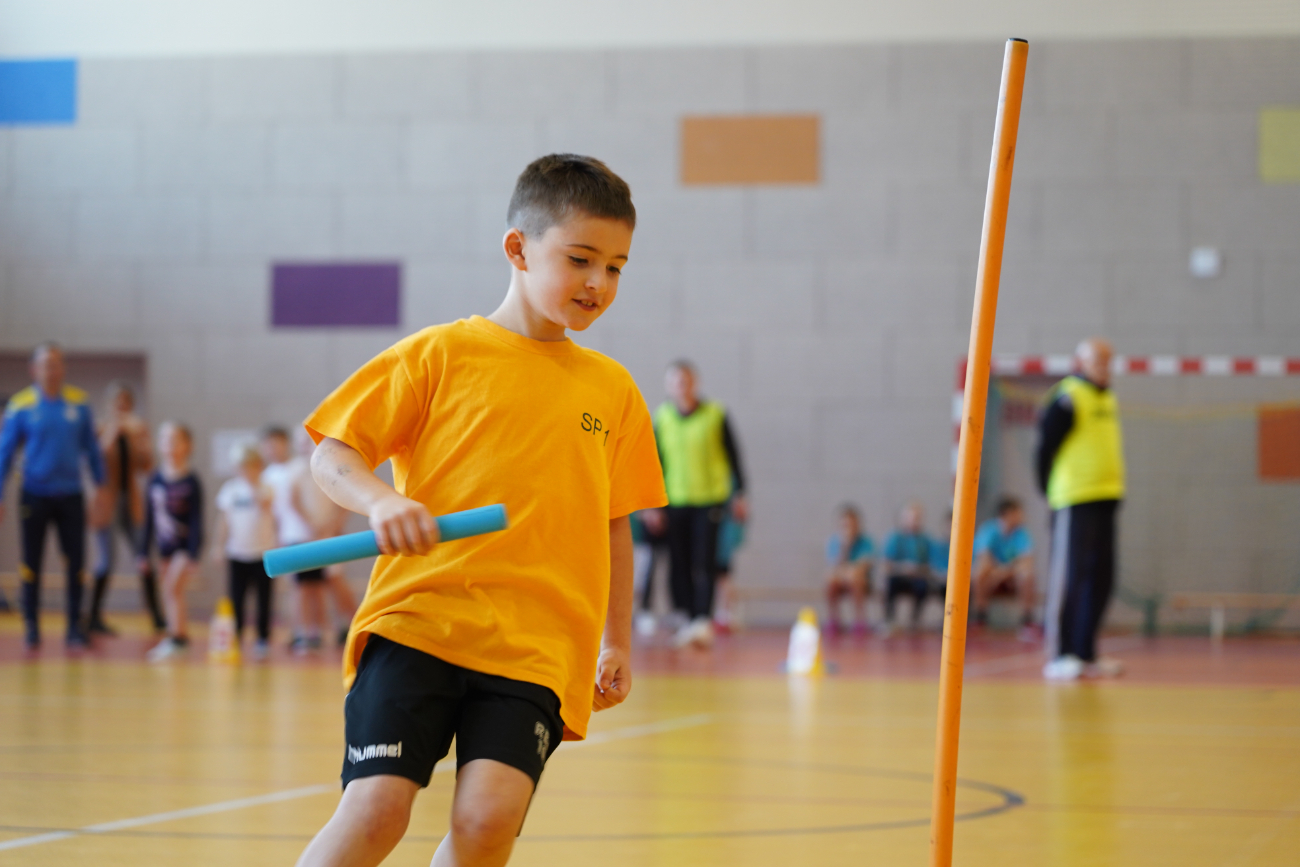 Zabawa i sport. Pierwsze zawody najmłodszych uczniów ZDJĘCIA