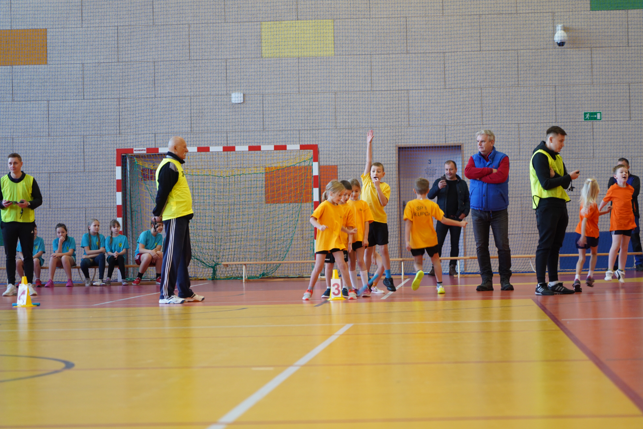 Zabawa i sport. Pierwsze zawody najmłodszych uczniów ZDJĘCIA