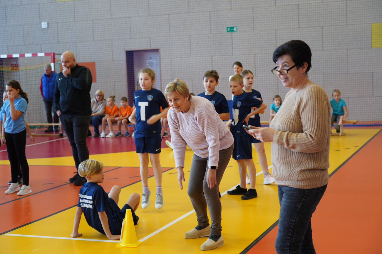 Zabawa i sport. Pierwsze zawody najmłodszych uczniów ZDJĘCIA