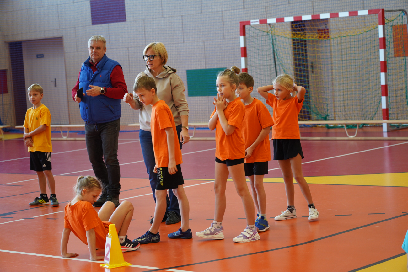 Zabawa i sport. Pierwsze zawody najmłodszych uczniów ZDJĘCIA