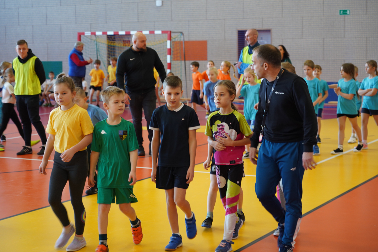 Zabawa i sport. Pierwsze zawody najmłodszych uczniów ZDJĘCIA