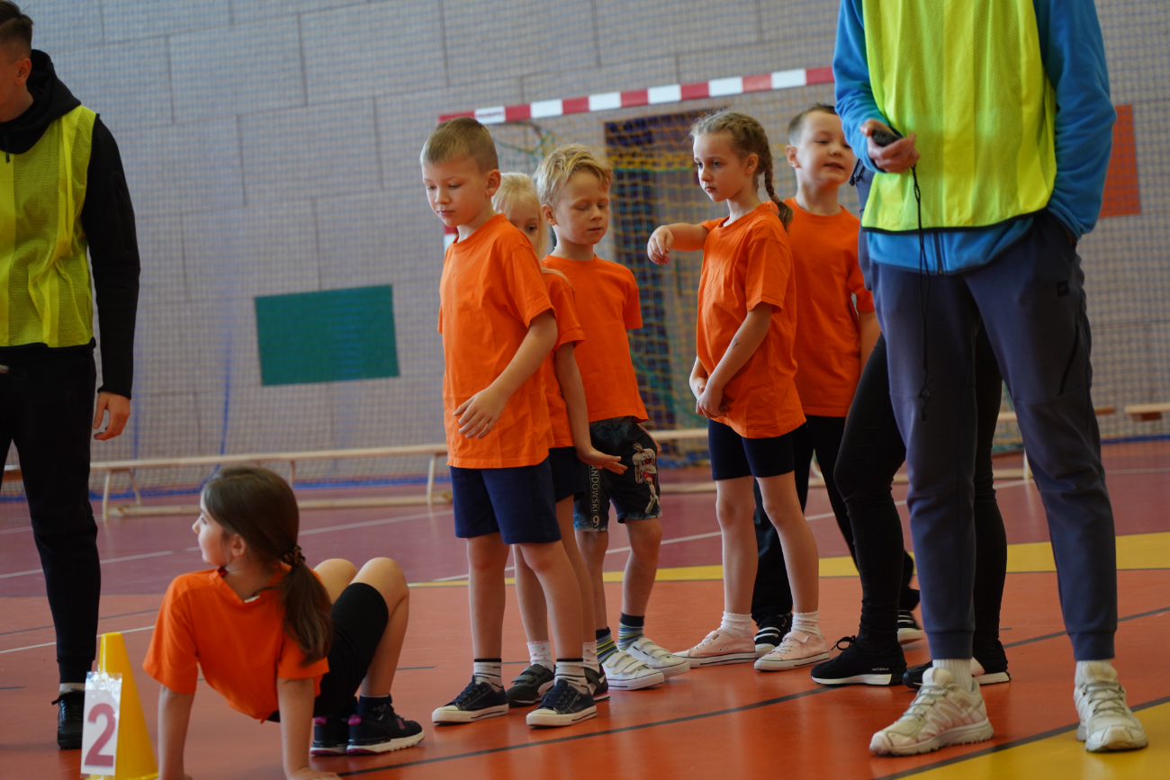 Zabawa i sport. Pierwsze zawody najmłodszych uczniów ZDJĘCIA