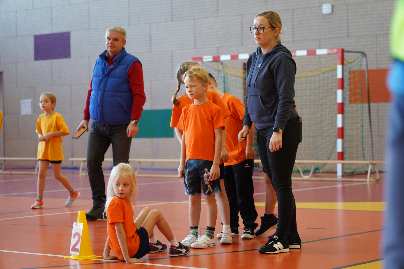 Zabawa i sport. Pierwsze zawody najmłodszych uczniów ZDJĘCIA