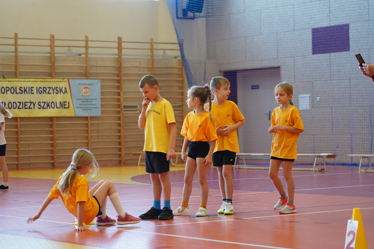 Zabawa i sport. Pierwsze zawody najmłodszych uczniów ZDJĘCIA