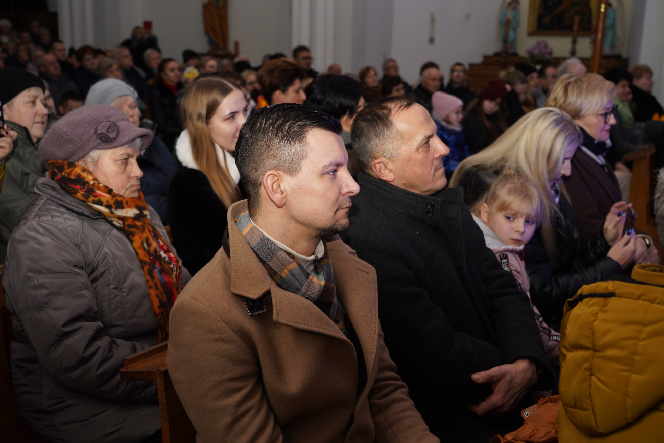 Kościół pękał w szwach. Śpiewali z Magdą Steczkowską