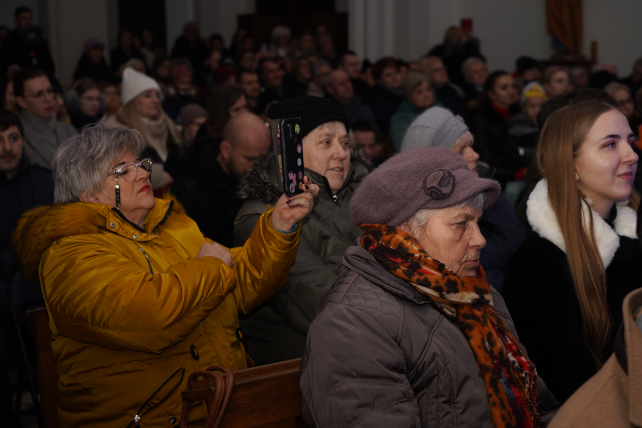 Kościół pękał w szwach. Śpiewali z Magdą Steczkowską