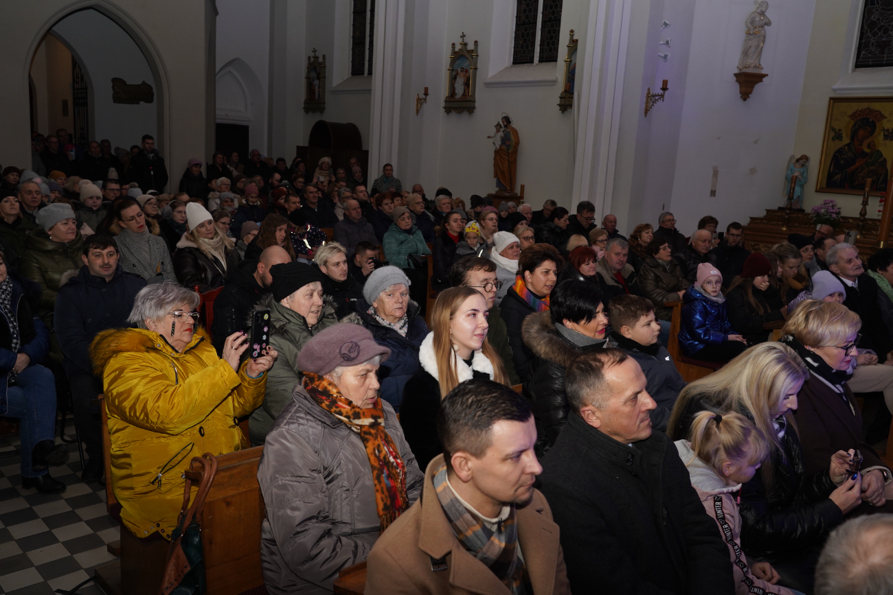 Kościół pękał w szwach. Śpiewali z Magdą Steczkowską