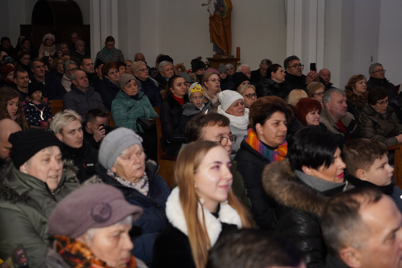 Kościół pękał w szwach. Śpiewali z Magdą Steczkowską