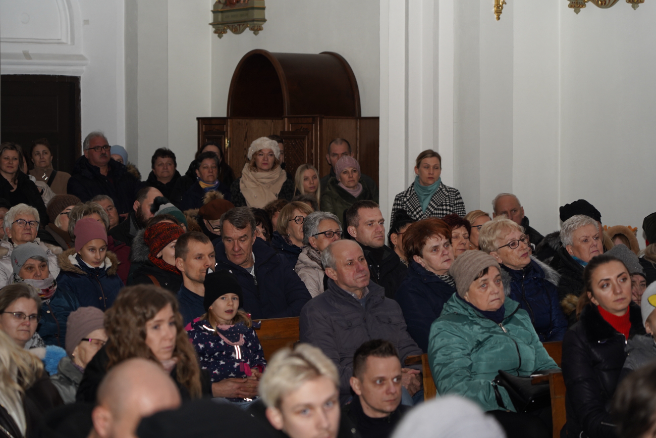 Kościół pękał w szwach. Śpiewali z Magdą Steczkowską