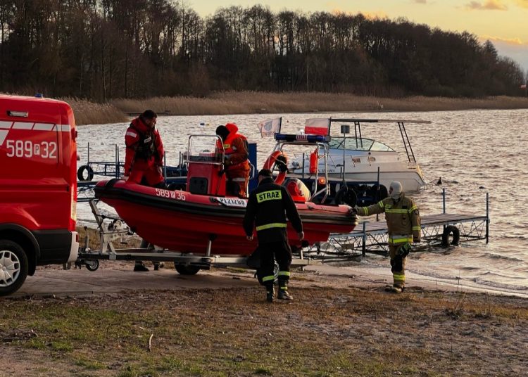 Akcja na jeziorze. Ruszyli na ratunek