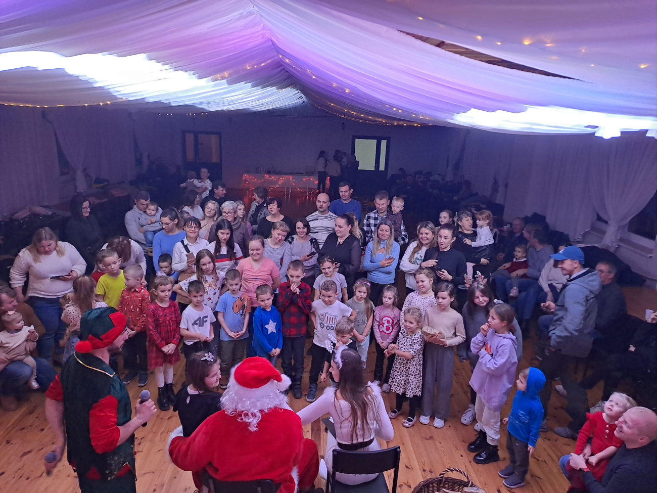 Mikołaj z Paniami z KGW w Wierzbocicach