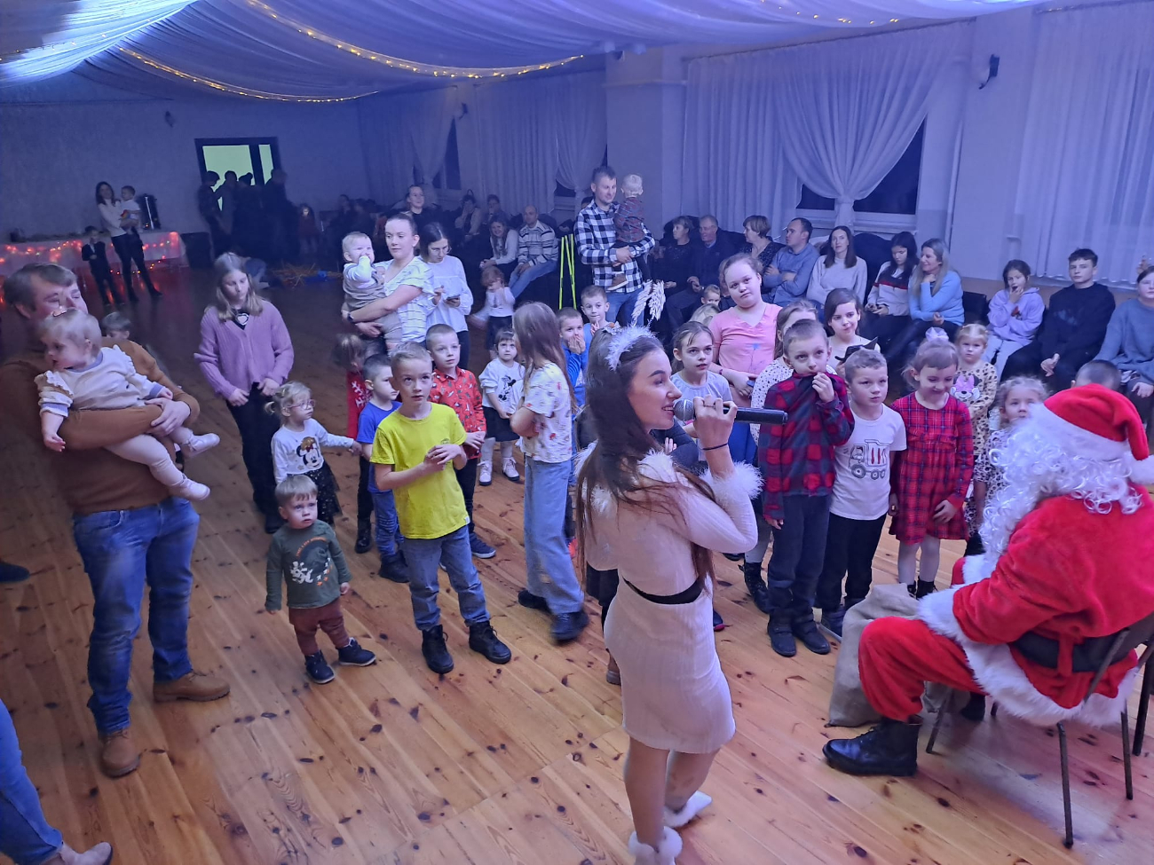 Mikołaj z Paniami z KGW w Wierzbocicach