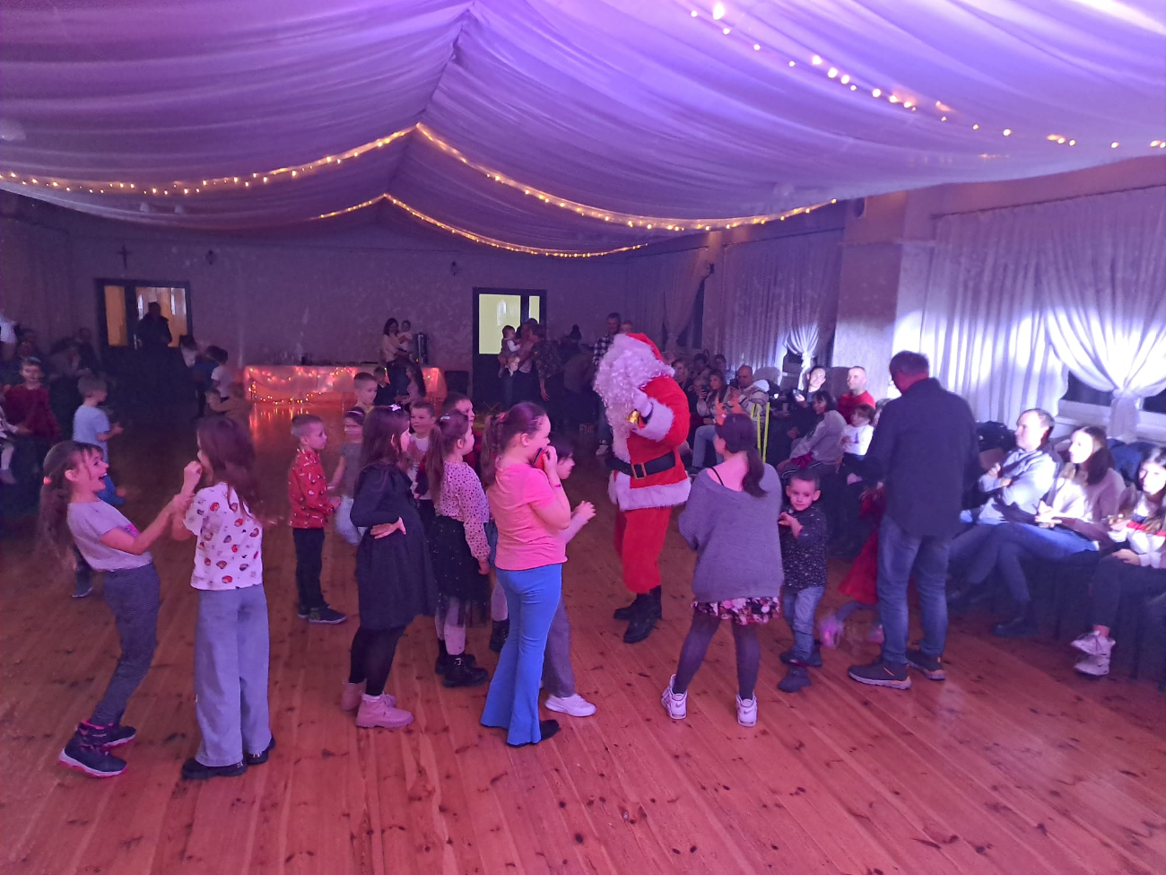 Mikołaj z Paniami z KGW w Wierzbocicach