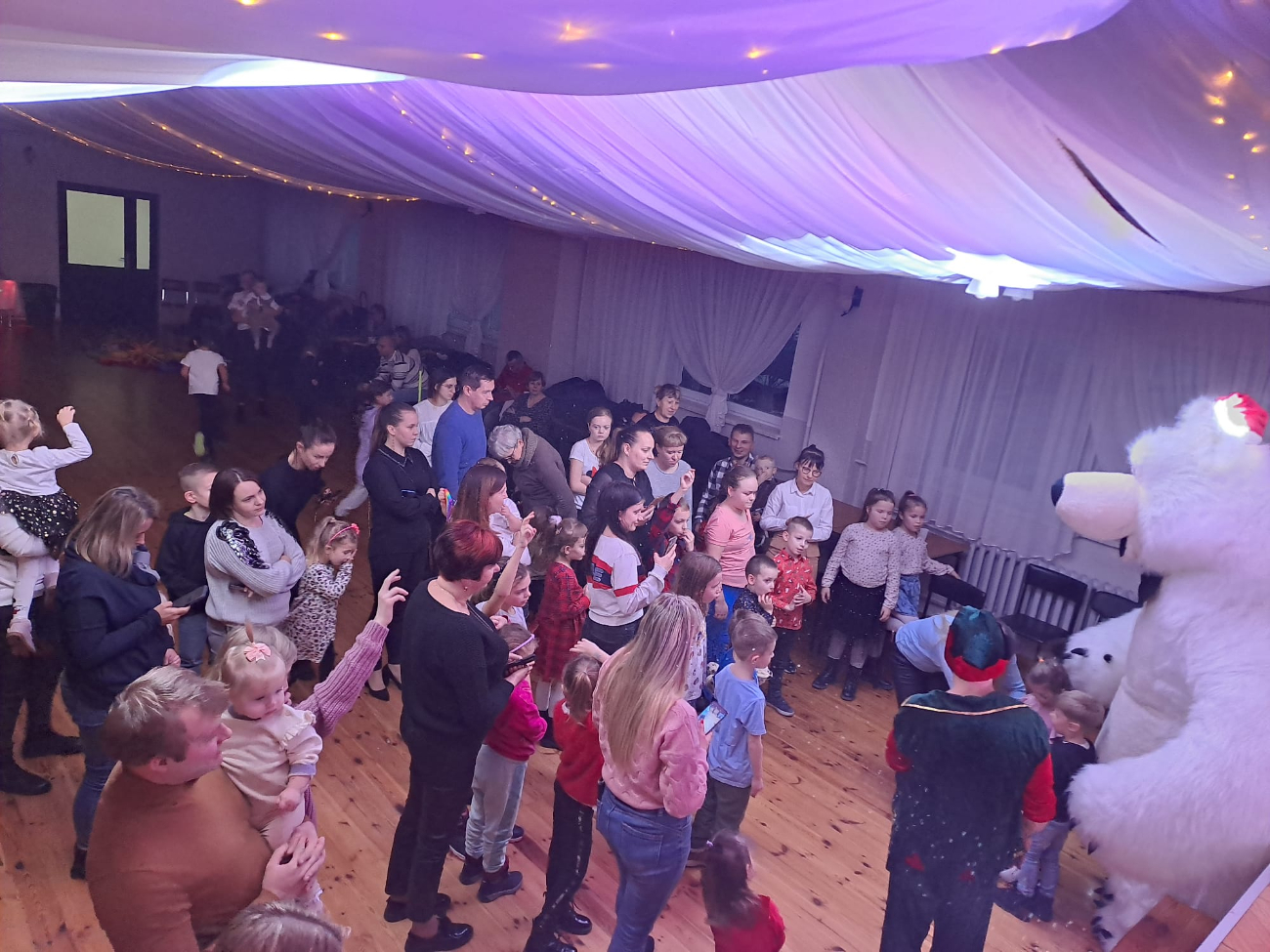 Mikołaj z Paniami z KGW w Wierzbocicach