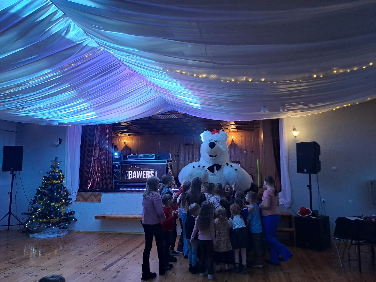 Mikołaj z Paniami z KGW w Wierzbocicach