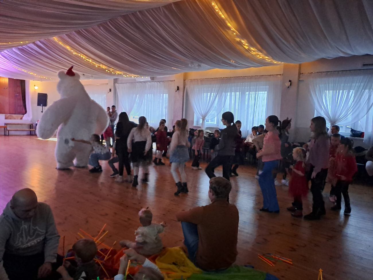 Mikołaj z Paniami z KGW w Wierzbocicach