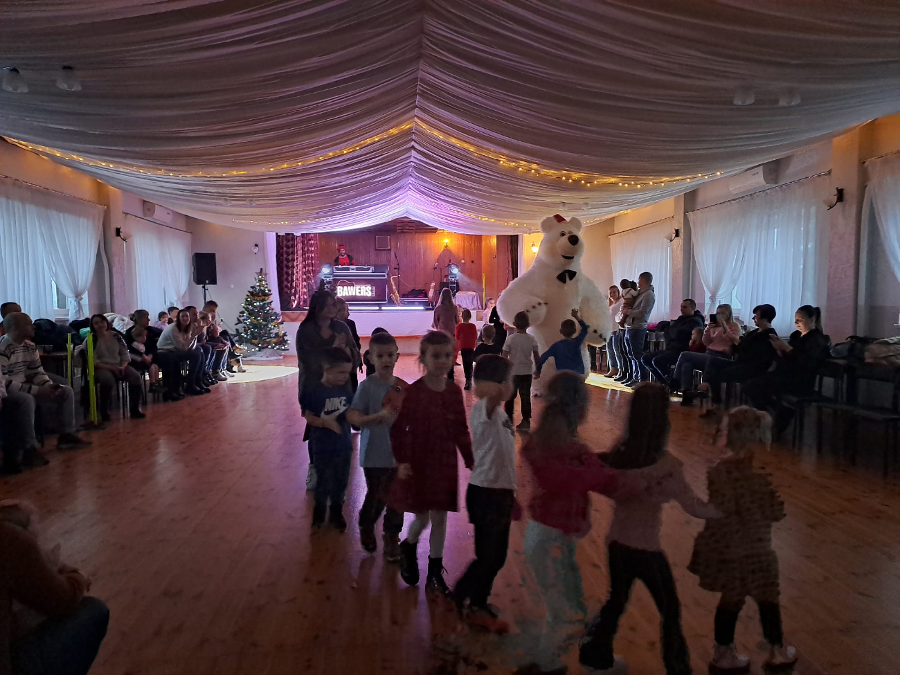 Mikołaj z Paniami z KGW w Wierzbocicach