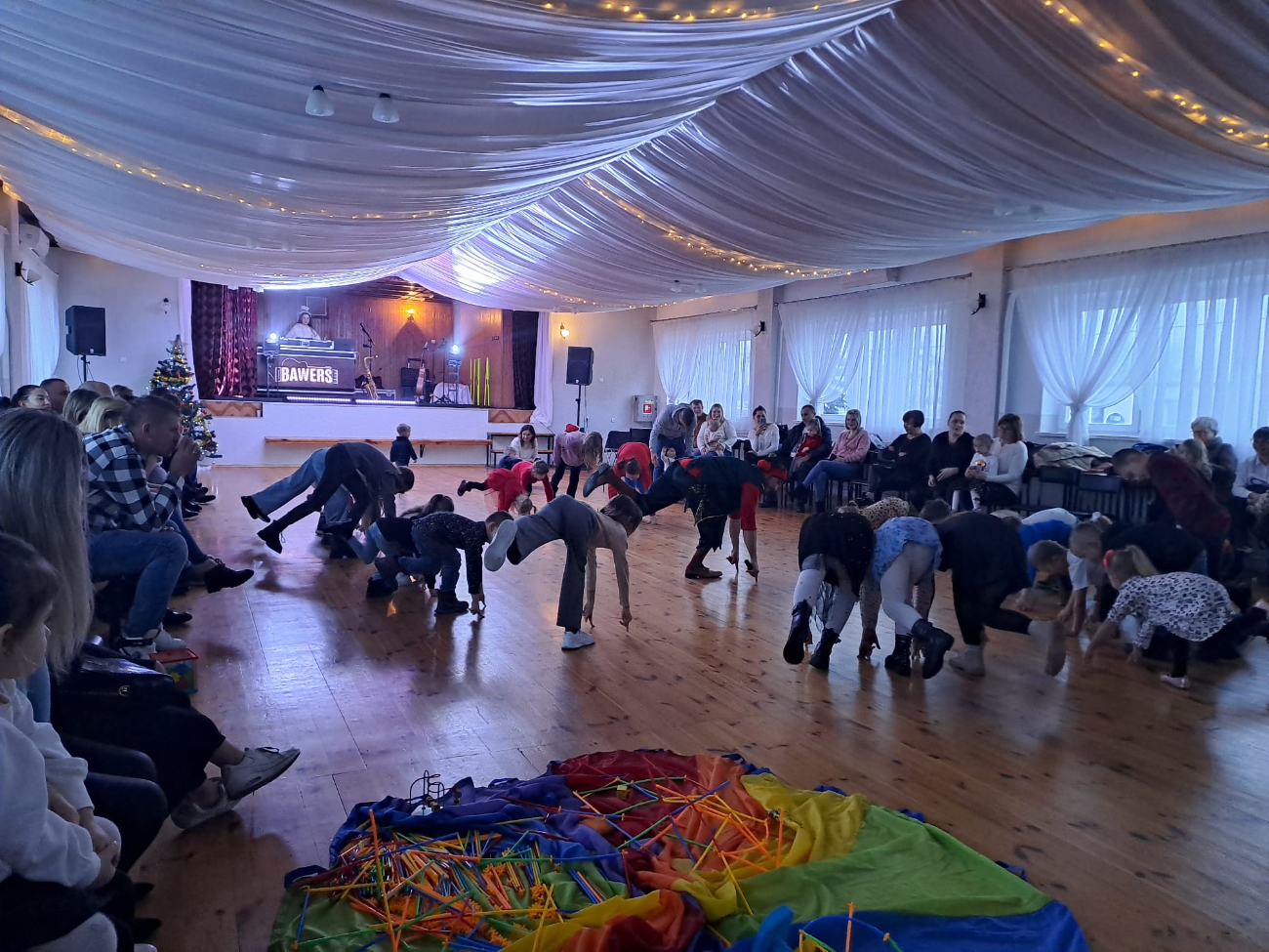 Mikołaj z Paniami z KGW w Wierzbocicach