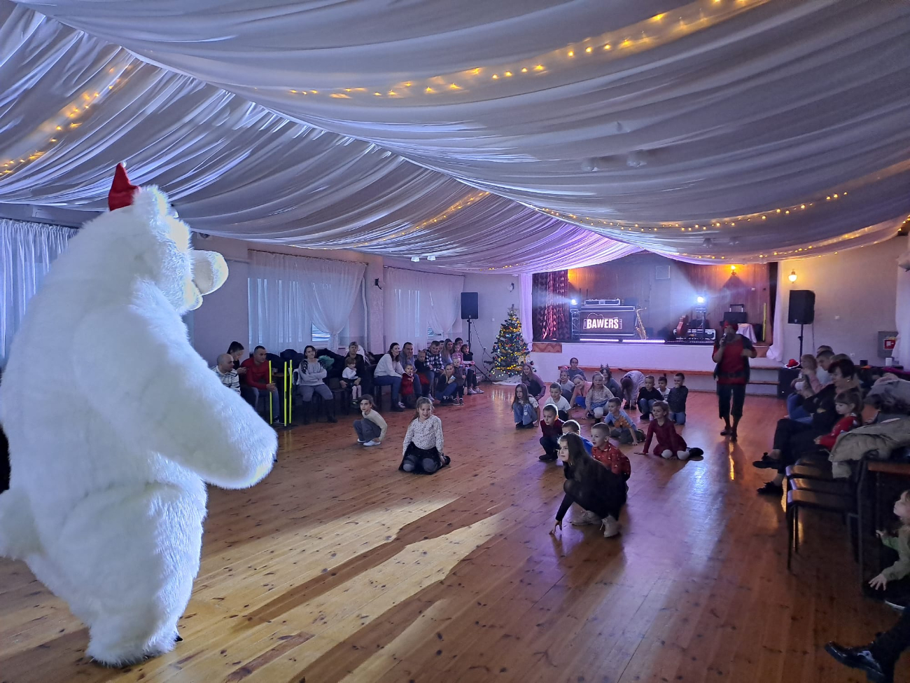 Mikołaj z Paniami z KGW w Wierzbocicach