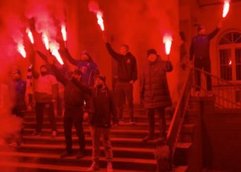 Odpalili race przy starostwie. Minuta chwały