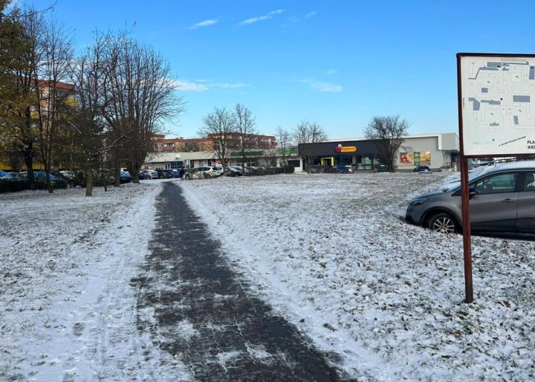 Wrócił temat budowy parkingu przy Biedronce