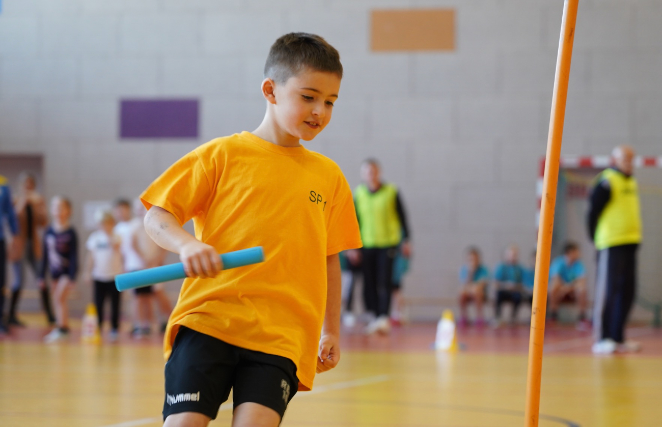 Zabawa i sport. Pierwsze zawody najmłodszych uczniów ZDJĘCIA