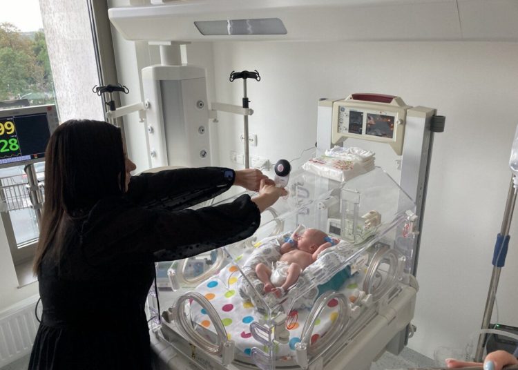 Noworodki pod okiem kamery