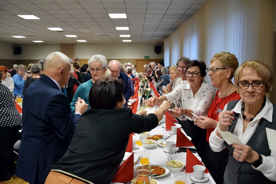 Ponad 200 osób na wigilii w Strzałkowie ZDJĘCIA