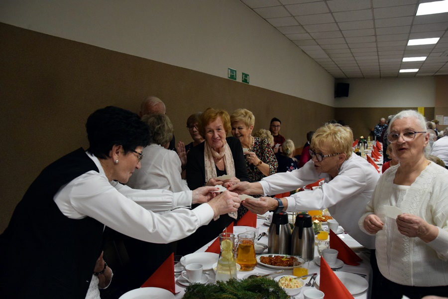 Ponad 200 osób na wigilii w Strzałkowie ZDJĘCIA