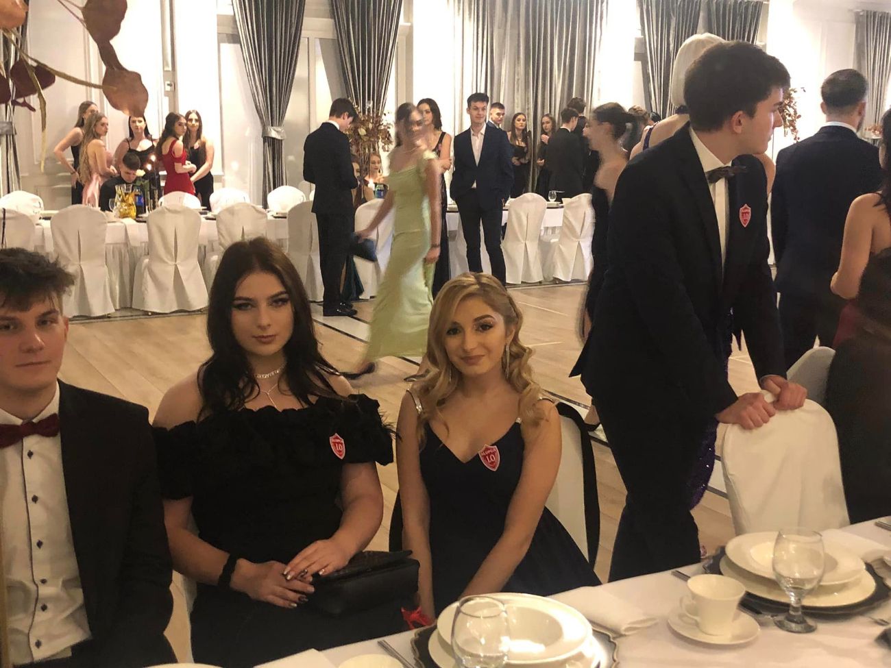 Dziś LO bawi się na studniówce ZDJĘCIA