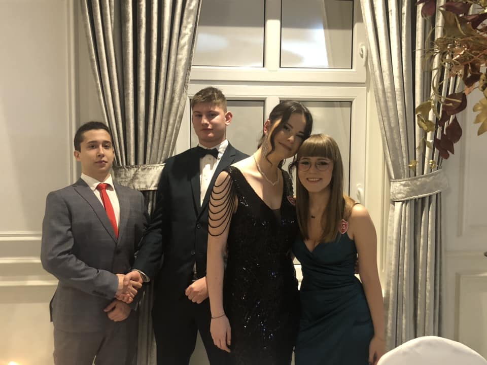 Dziś LO bawi się na studniówce ZDJĘCIA