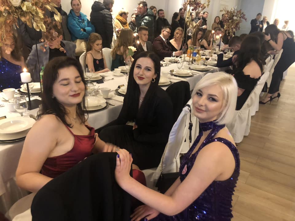 Dziś LO bawi się na studniówce ZDJĘCIA