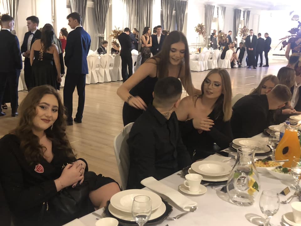 Dziś LO bawi się na studniówce ZDJĘCIA