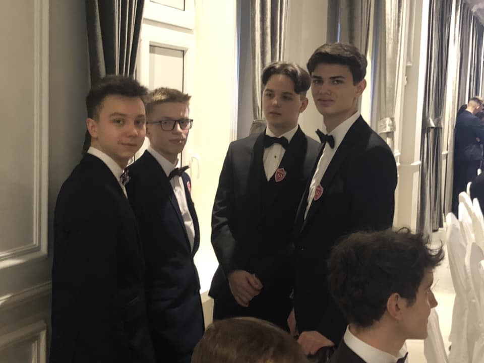 Dziś LO bawi się na studniówce ZDJĘCIA