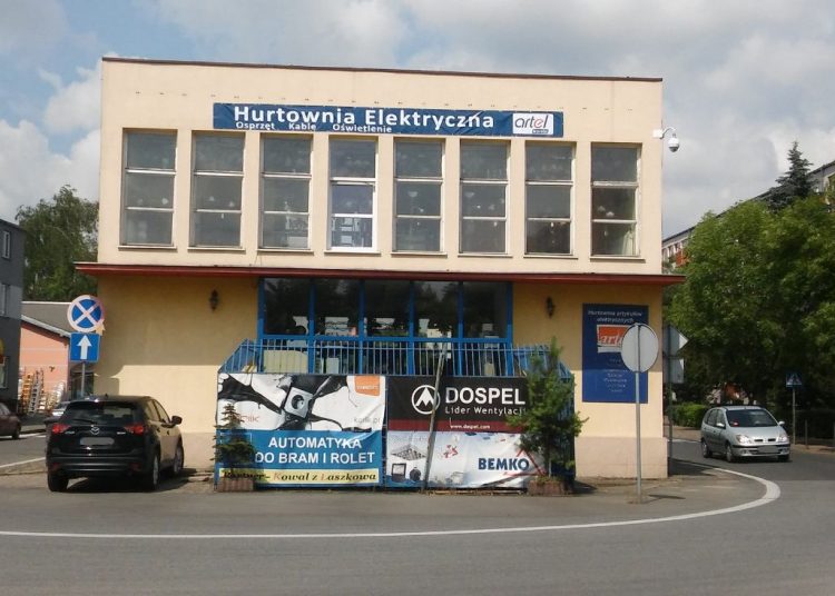 Stoi pusty w środku miasta. Wystawiony na sprzedaż