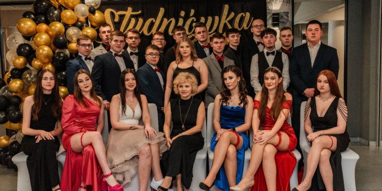 Studniówka CKZiU w Strzałkowie. Zobacz zdjęcia