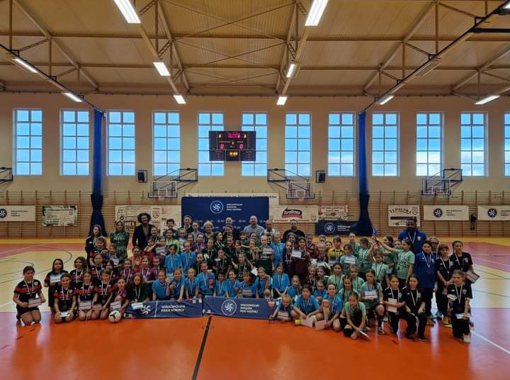 Dziewięć zespołów, siedem klubów