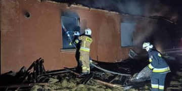 Całą noc walczyli z pożarem