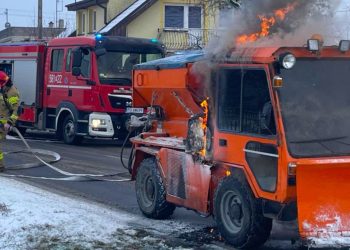 Piaskarka zapaliła się na drodze