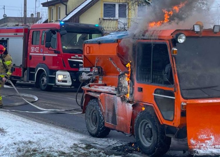 Piaskarka zapaliła się na drodze